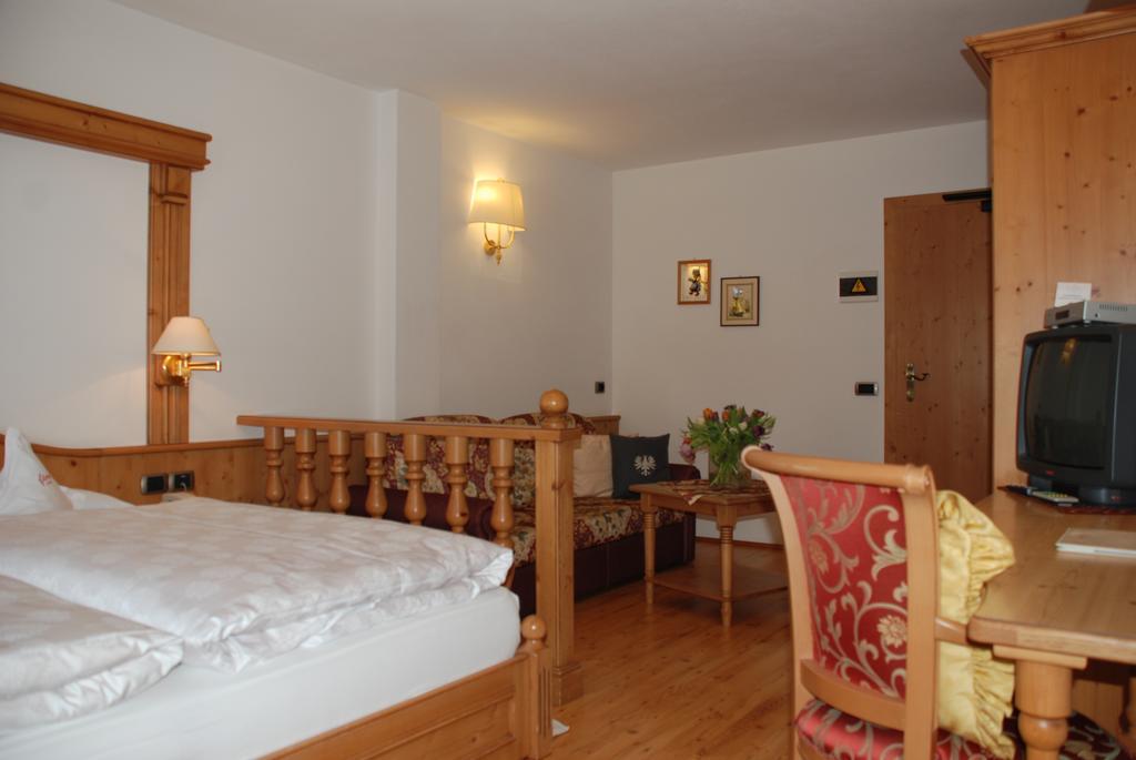 Hotel Flora Selva di Val Gardena Pokoj fotografie