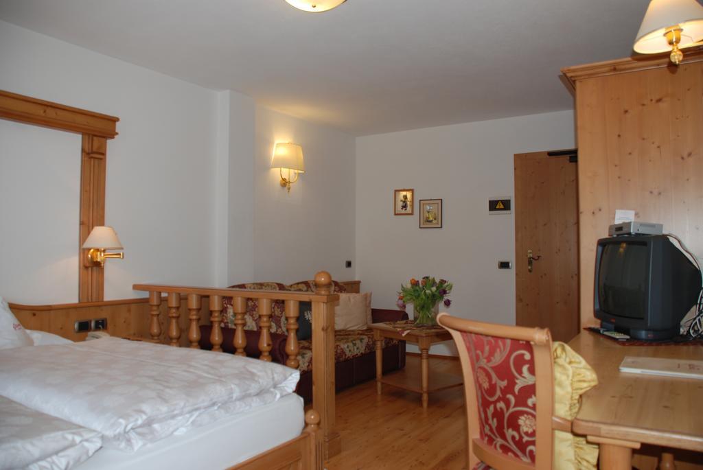 Hotel Flora Selva di Val Gardena Pokoj fotografie