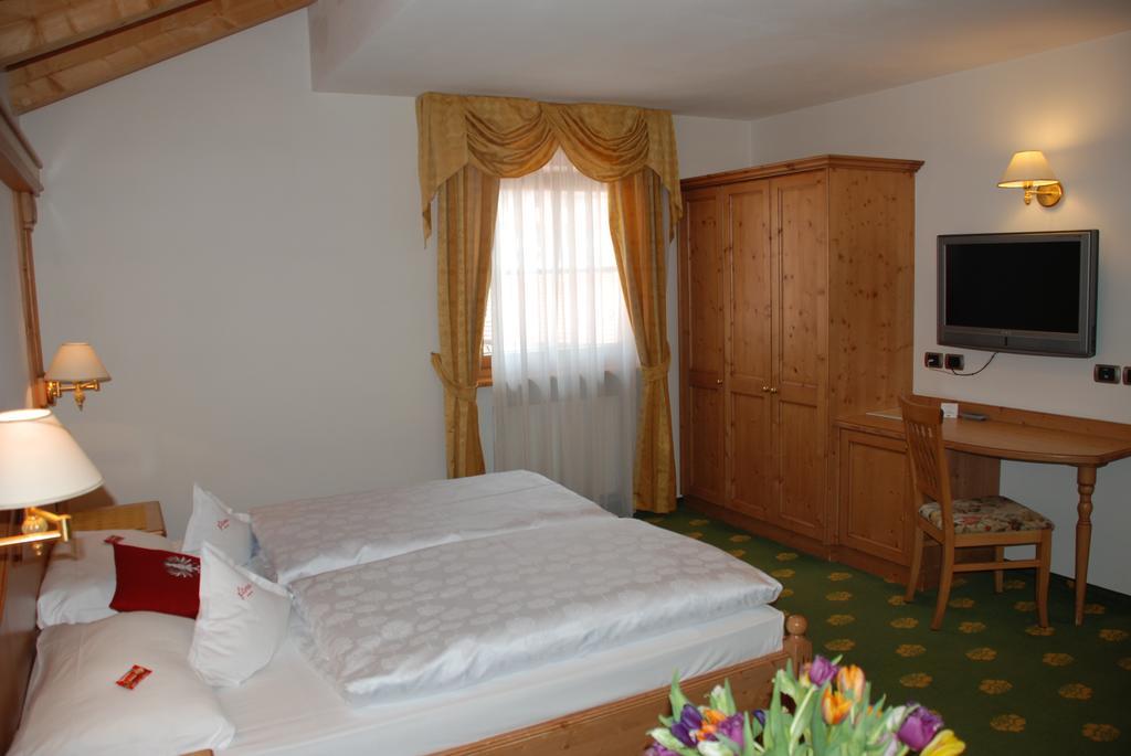 Hotel Flora Selva di Val Gardena Pokoj fotografie