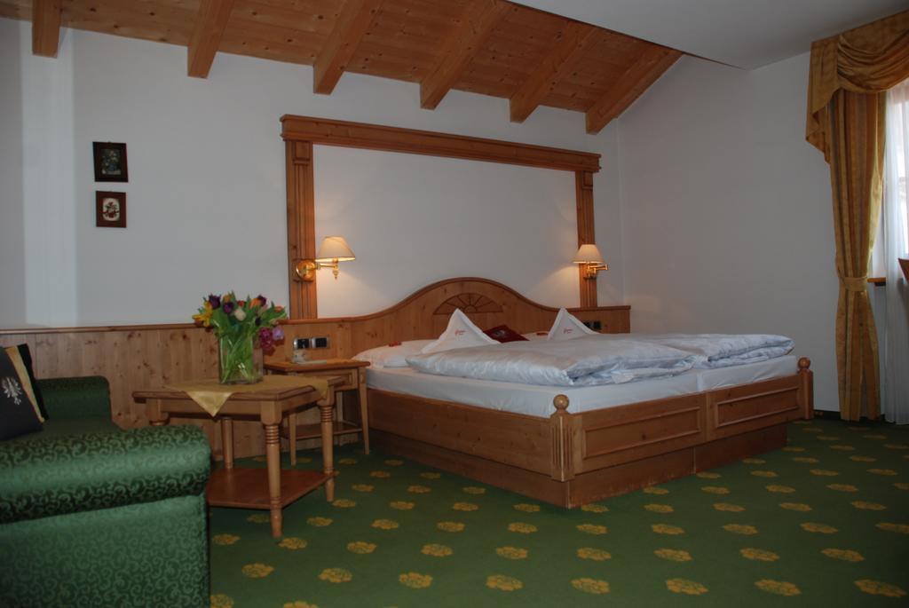 Hotel Flora Selva di Val Gardena Pokoj fotografie