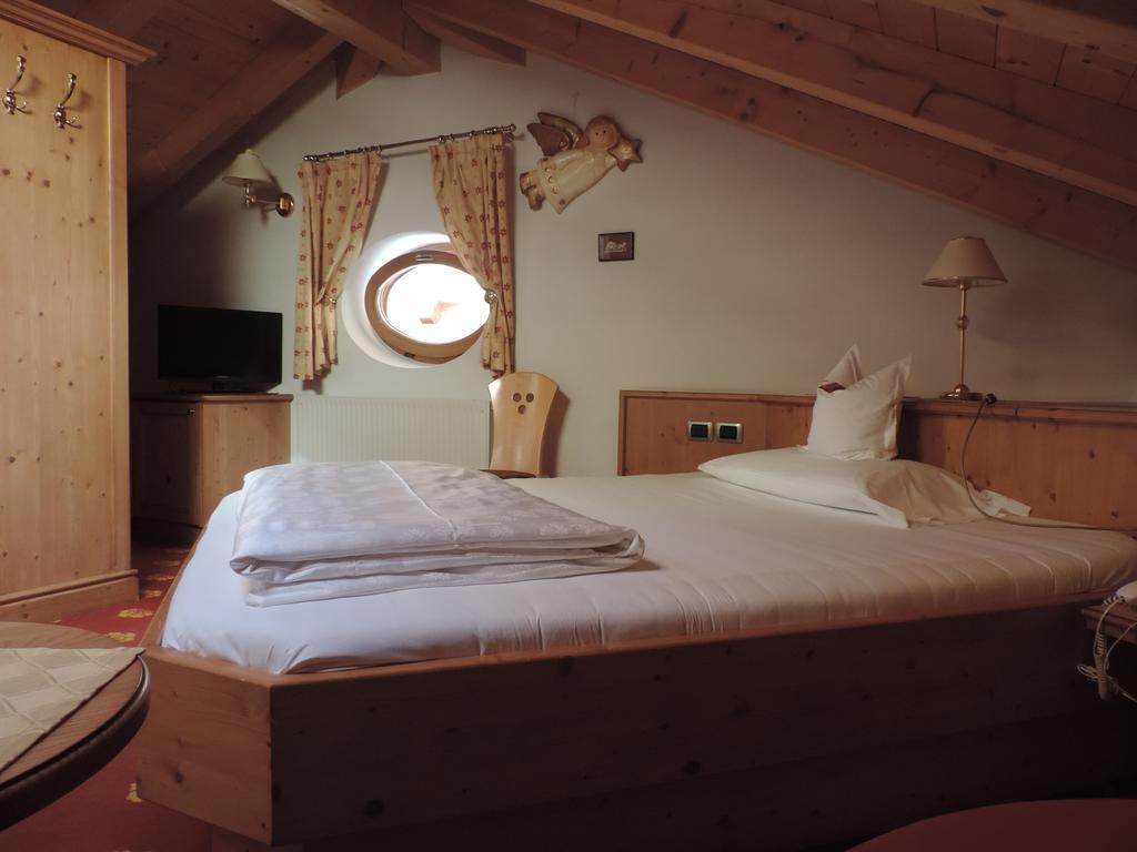 Hotel Flora Selva di Val Gardena Pokoj fotografie